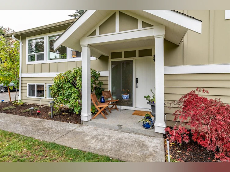 5090 Clutesi Street, Saanich, BC, V8Y 1X4