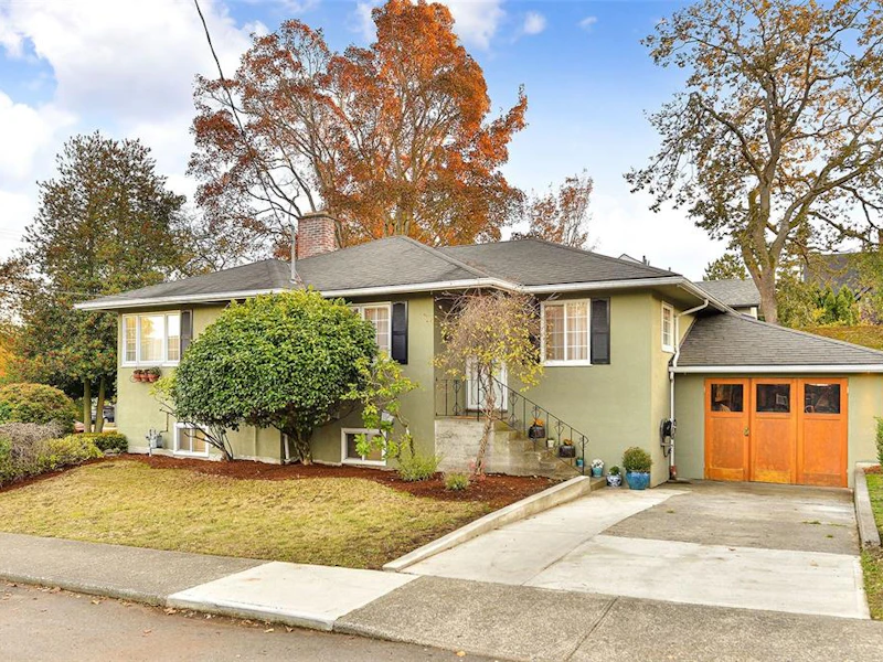 952 Richmond Avenue, Victoria BC V8S 3Z3