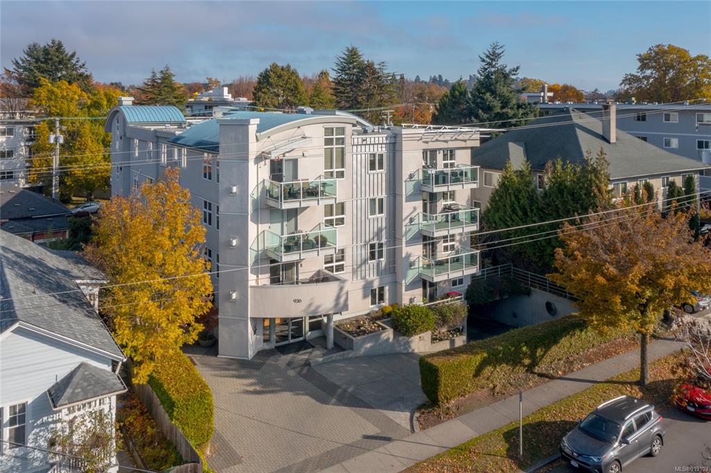 401-936 Fairfield Road, Victoria, BC, V8V 3A4