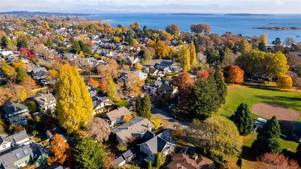 1734 Lulie Street, Oak Bay, BC, V8R 5W6 - 3