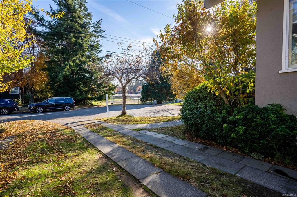 1734 Lulie Street, Oak Bay, BC, V8R 5W6 - 38