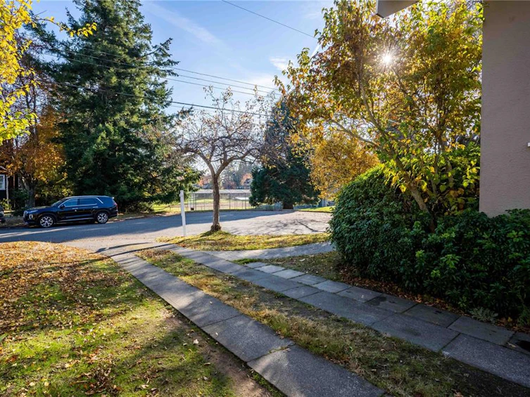 1734 Lulie Street, Oak Bay, BC, V8R 5W6 - 38