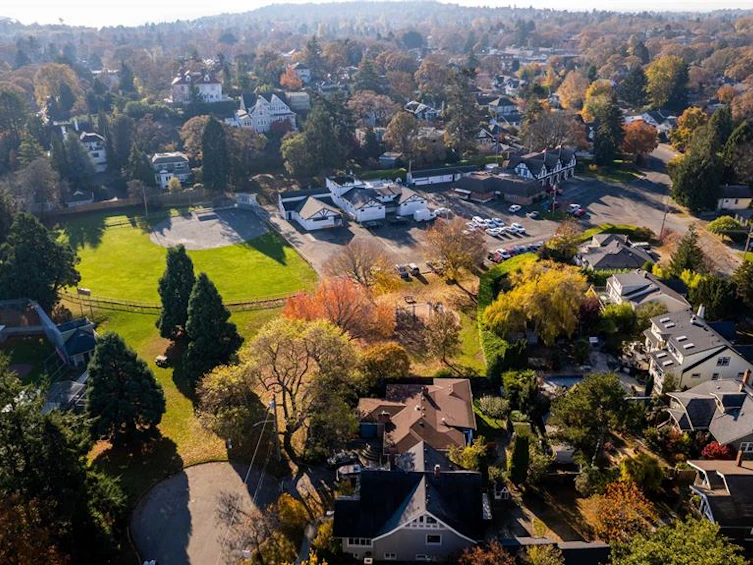 1734 Lulie Street, Oak Bay, BC, V8R 5W6 - 41