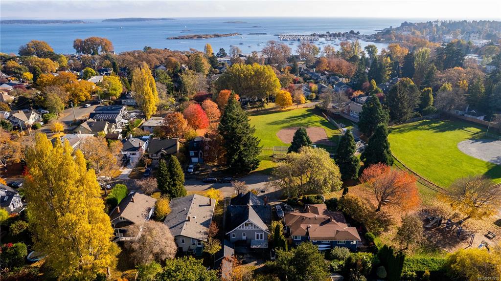 1734 Lulie Street, Oak Bay, BC, V8R 5W6 - 42