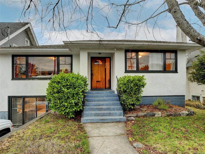 316 Arnold Avenue, Victoria BC V8S 3L7