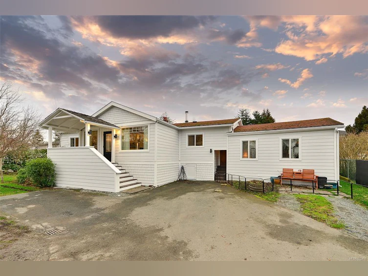 2945 Colquitz Avenue, Saanich, BC, V9A 2M2