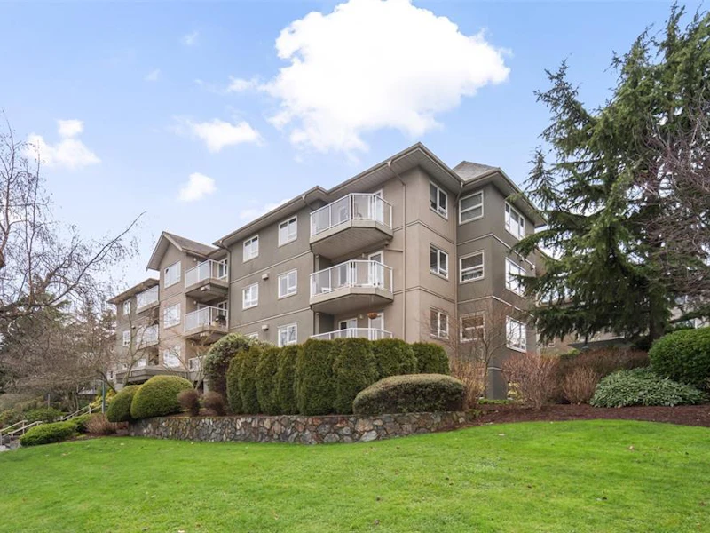 403 - 2880 Quadra Street, Victoria BC V8T 4E7