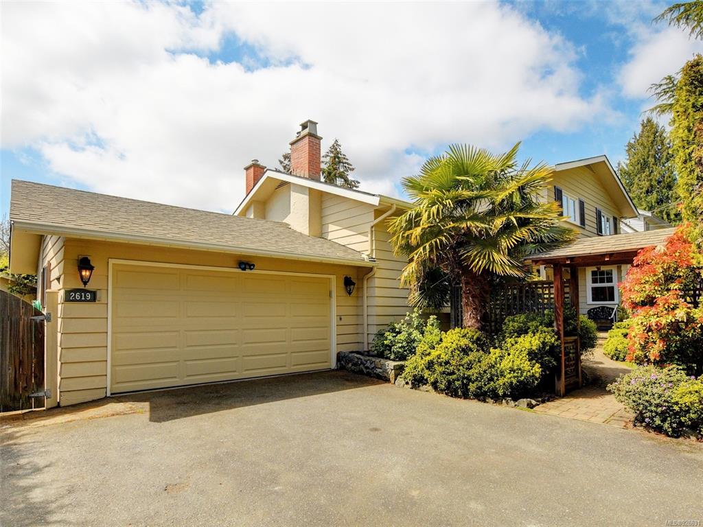 2619 Arbutus Road, Saanich, BC, V8N 1W4