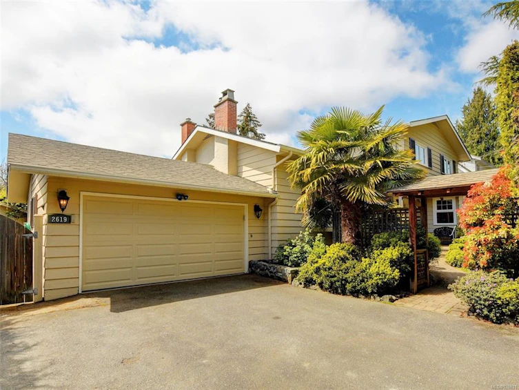 2619 Arbutus Road, Saanich, BC, V8N 1W4