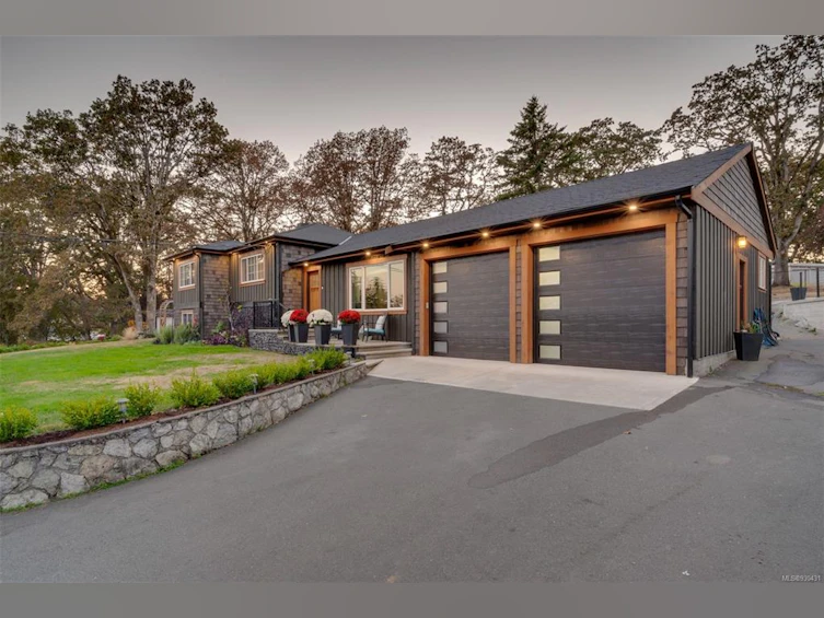 4572 Scarborough Road, Saanich, BC, V8Z 5N5