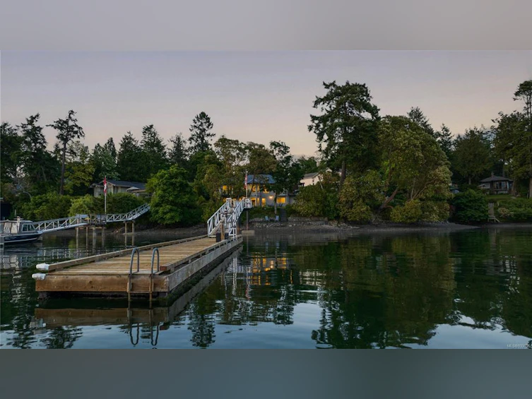 7046 Brentwood Drive, Central Saanich, BC, V8M 1B4
