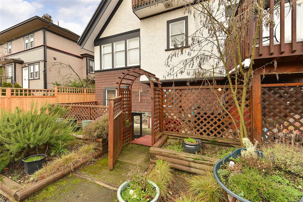 1-1827 Chestnut Street, Victoria, BC, V8R 4N6