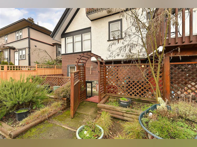 1-1827 Chestnut Street, Victoria, BC, V8R 4N6