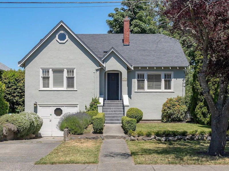2354 Pacific Avenue, Oak Bay BC V8R 2V7