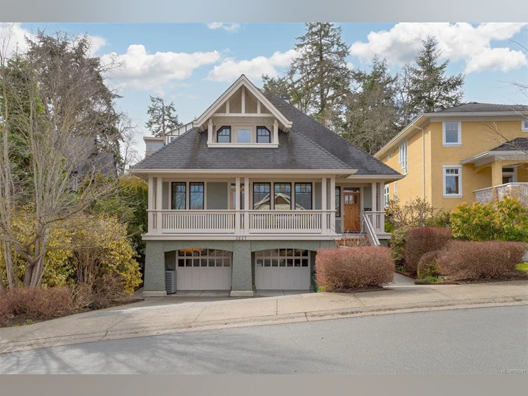 3827 South Valley Drive, Saanich, BC, V8Z 7Z1