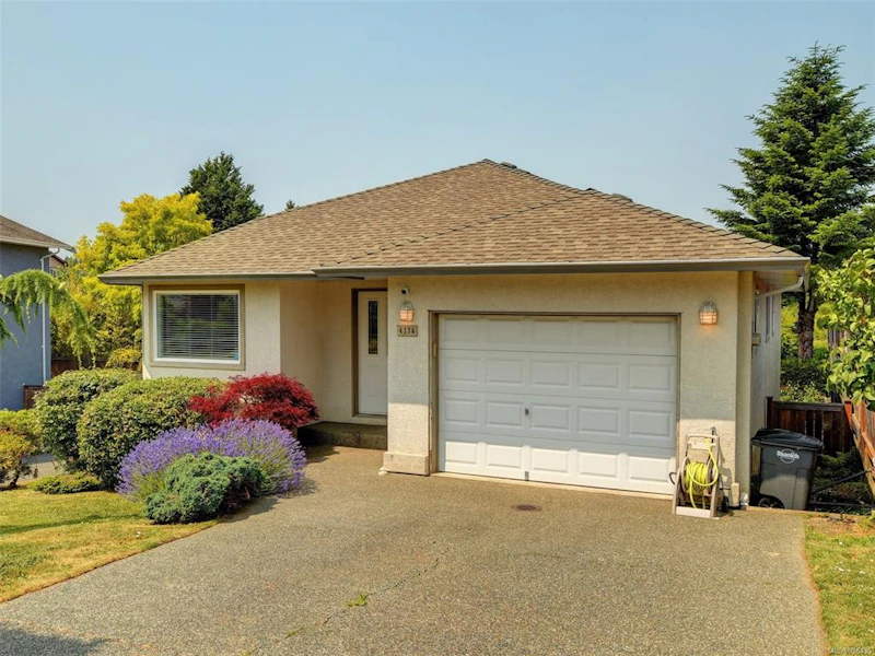 4176 Clinton Place, Saanich BC V8Z 6M1