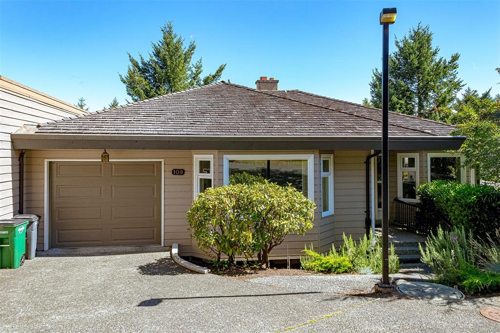 109-2829 Arbutus Road, Saanich, BC, V8N 5X5
