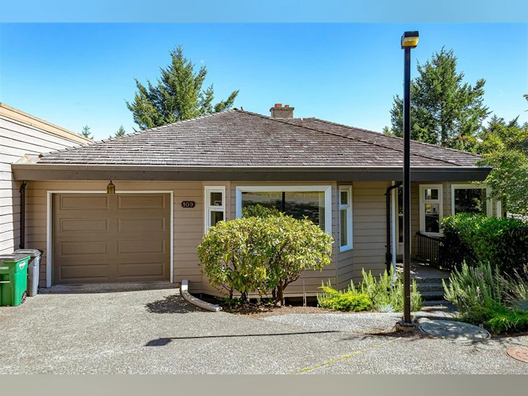 109-2829 Arbutus Road, Saanich, BC, V8N 5X5