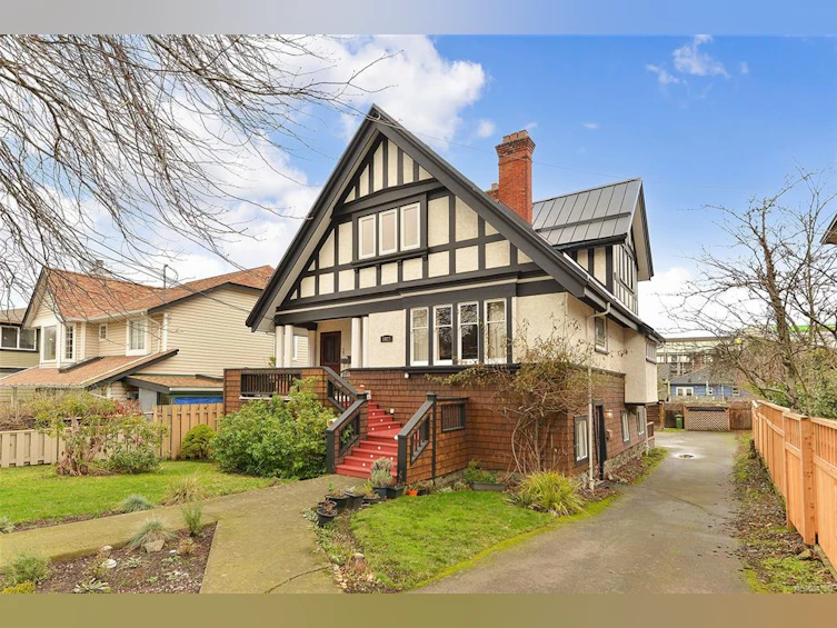1-1827 Chestnut Street, Victoria, BC, V8R 4N6