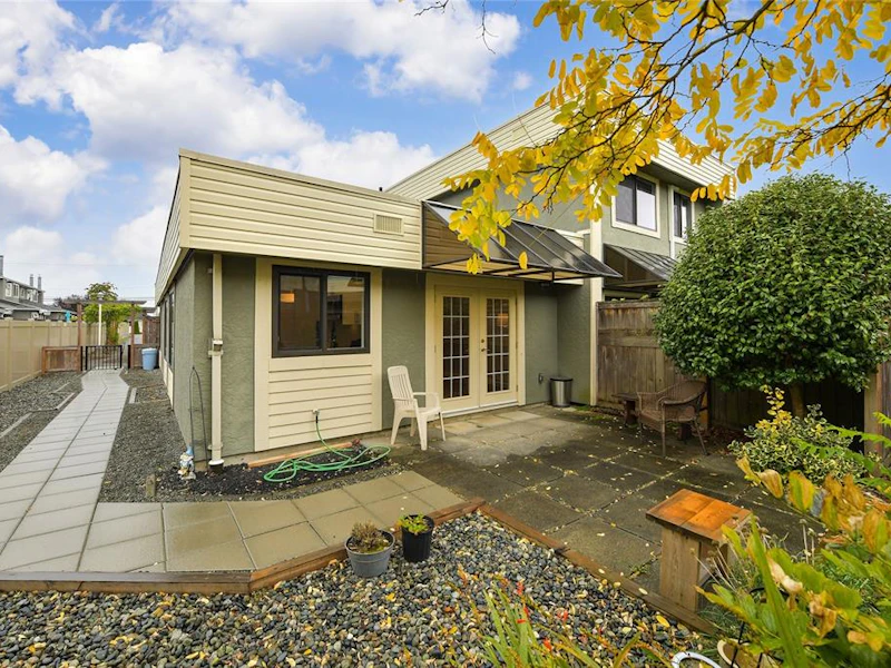 6 - 10060 Third Street, Sidney BC V8L 3B3