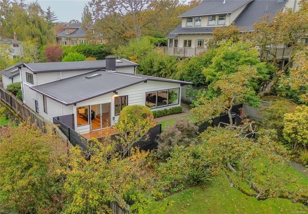 1262 Roslyn Road, Oak Bay, BC, V8S 4R6