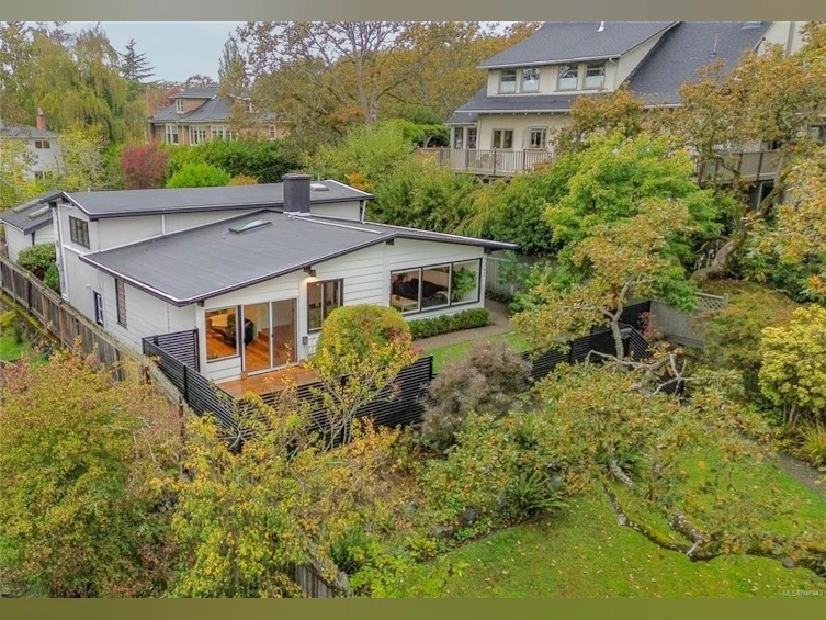 1262 Roslyn Road, Oak Bay, BC, V8S 4R6