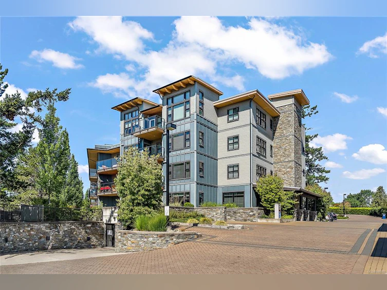 208-3912 Carey Road, Saanich, BC, V8Z 4E2
