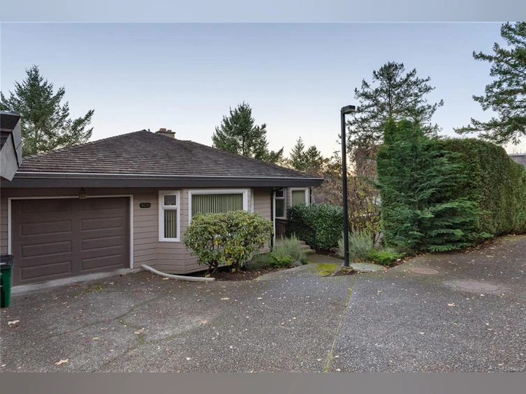 109-2829 Arbutus Road, Saanich, BC, V8N 5X5