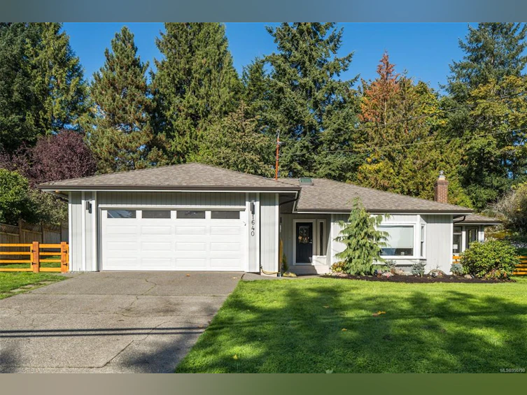 1640 Dean Park Road, North Saanich, BC, V8L 4Y7