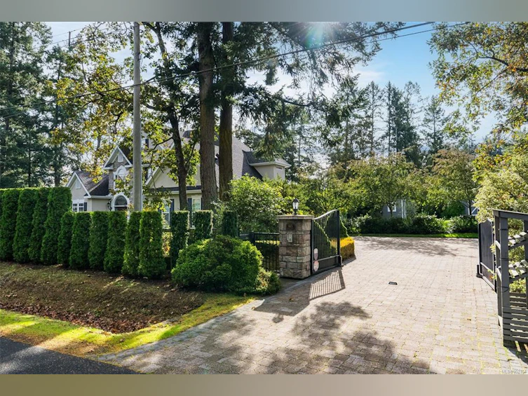 985 Dogwood Road, North Saanich, BC, V8L 5Z9 - 2