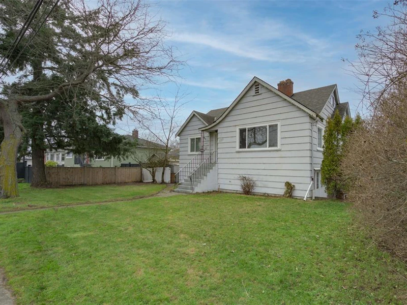 2698 Foul Bay Road, Saanich BC V8R 5B4