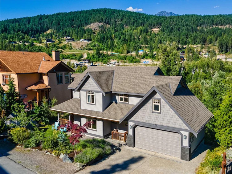 1757 Pinewood Drive, Pemberton, BC, V0N 2L3