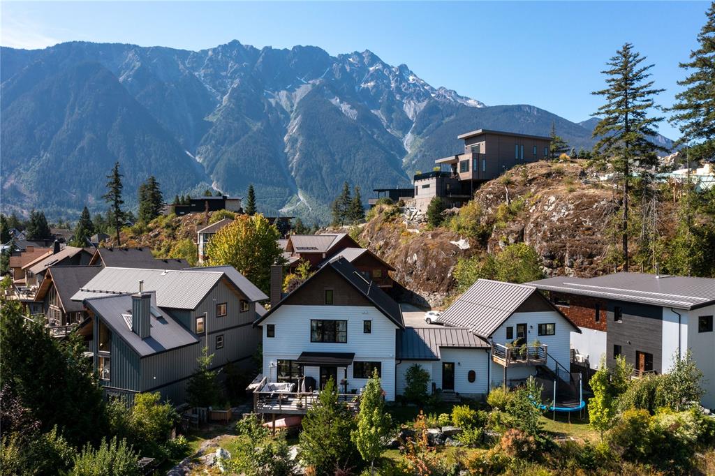 7307 Pinewood Place, Pemberton, BC, V0N 2L3
