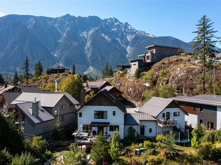 7307 Pinewood Place, Pemberton, BC, V0N 2L3