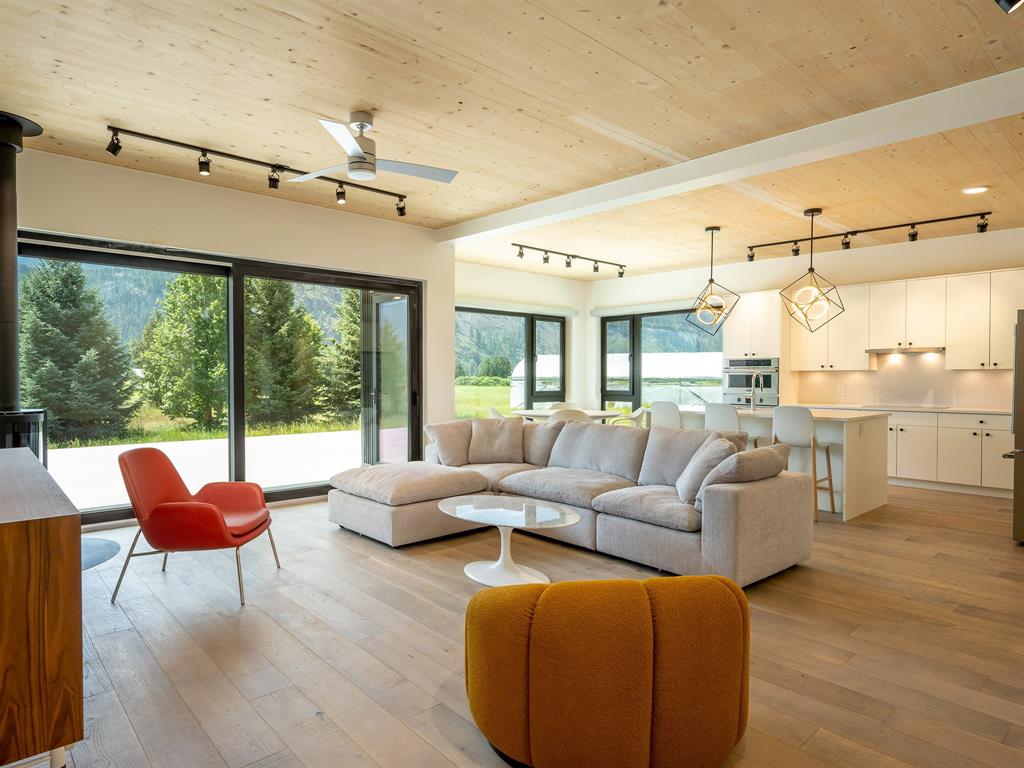 3085 Lois Road, Pemberton, BC, V0N 2L2 - 9